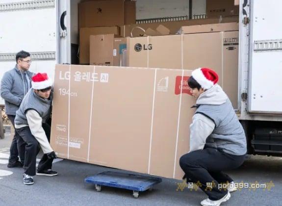 LG 트윈스 2일 통합우승 공약 이행 장애인 거주시설에 OLED TV 설치